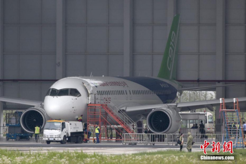5月4日，一架國產(chǎn)大飛機C919在機庫內(nèi)做首飛前最后的準備。中新社記者 張亨偉 攝
